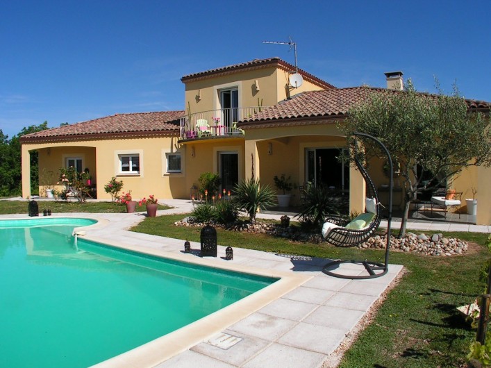 Location de vacances - Villa à Lalbenque - Vue jardin, piscine privée chauffée