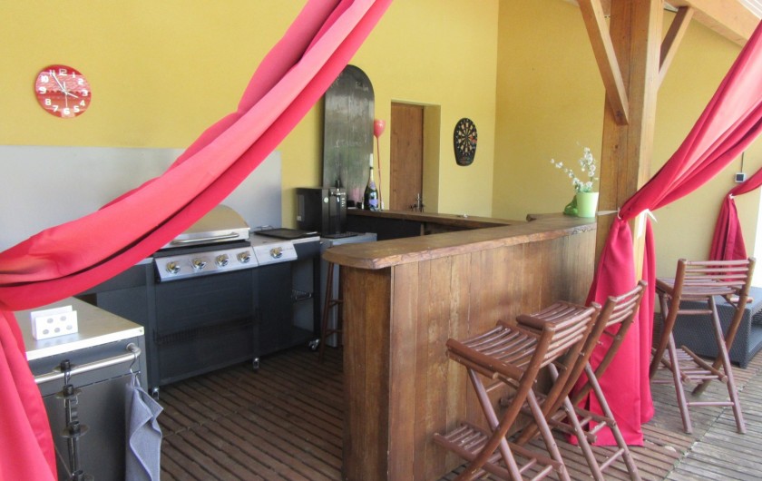 Location de vacances - Villa à Lalbenque - Pool-house avec  2 BBQ (gaz et charbon de bois), Bar, tabouret et salon d'été