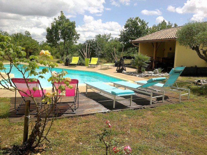 Location de vacances - Villa à Lalbenque - Transats autour de la piscine
