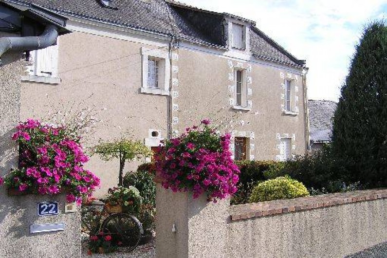 Location de vacances - Studio à Saint-Aubin-de-Luigné - Façade maison depuis l'entrée propriétaire