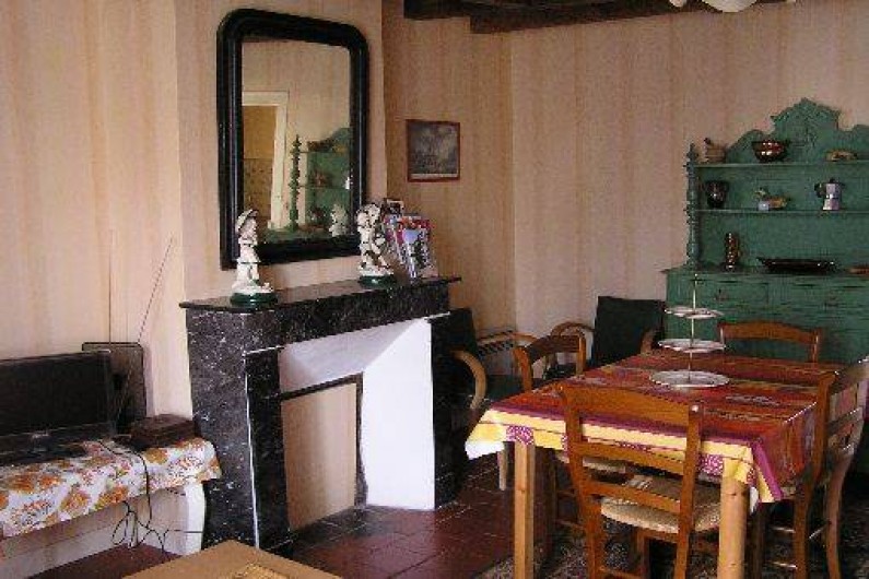 Location de vacances - Studio à Saint-Aubin-de-Luigné - Salle à manger/salon (partie salle à manger)