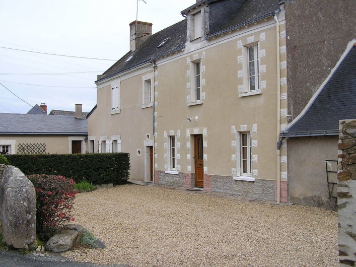 Location de vacances - Studio à Saint-Aubin-de-Luigné - Studio au 1er étage (2 fenêtres). Entrée au pied de la haie. Parking voiture.