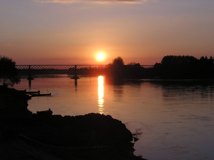 Location de vacances - Studio à Saint-Aubin-de-Luigné - Coucher de soleil sur la Loire