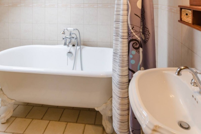 Location de vacances - Gîte à Baroville - Salle de bain et wc séparé de l'autre côté de l'étage