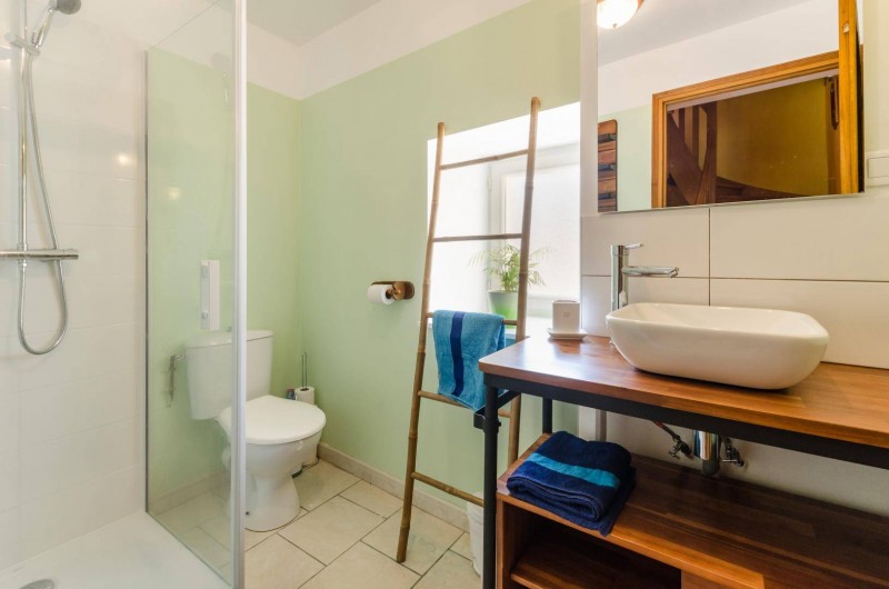 Location de vacances - Gîte à Baroville - Salle de douche avec wc au rez-de chaussée refaite en 2019