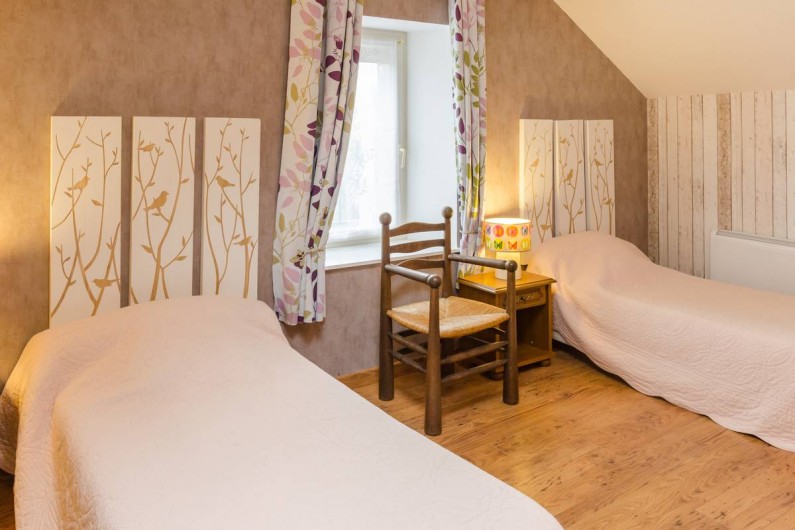 Location de vacances - Gîte à Baroville - Chambre avec 3 lits simples, dans laquelle nous pouvons en rajouter un.