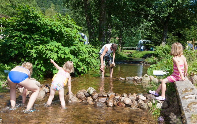 Location de vacances - Chalet à Xonrupt-Longemer - jeux dans la rivière traversant le camping