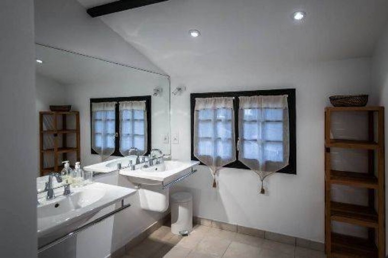 Location de vacances - Villa à Dinard - Salle de bain n°1 Baignoire / Douche