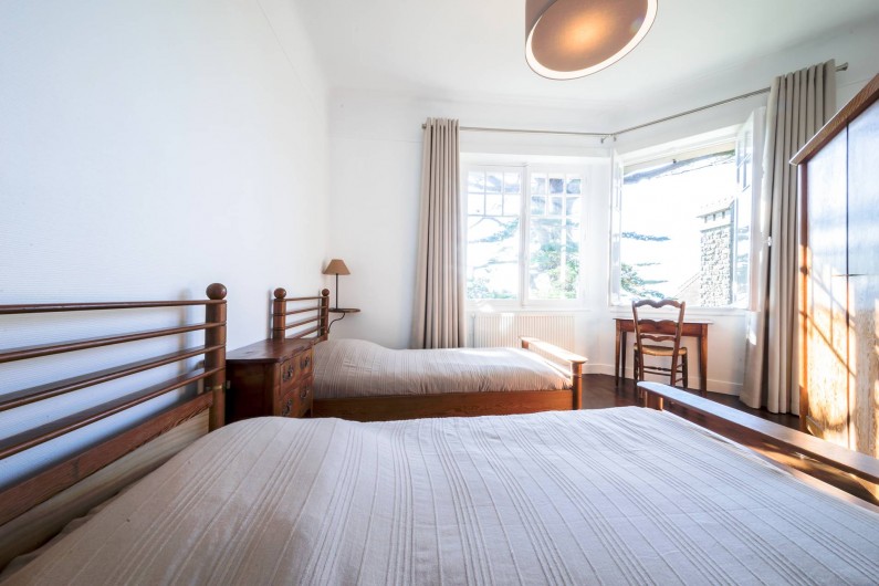 Location de vacances - Villa à Dinard - Chambre 2 - Lits 90 cm x 2