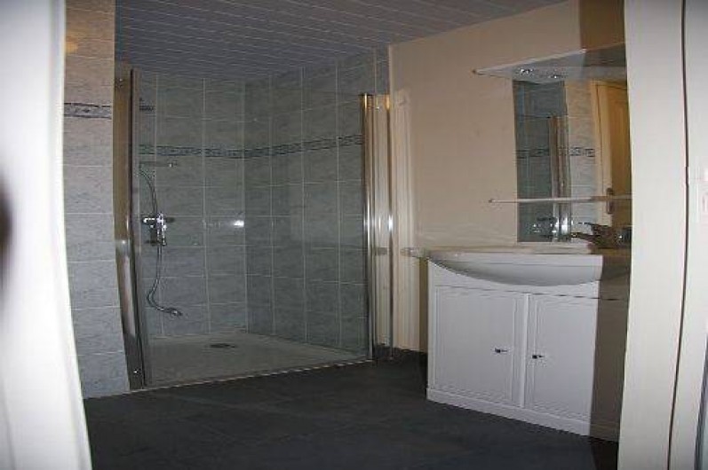 Location de vacances - Gîte à La Tour-d'Auvergne - Salle d'eau Rez de jardin