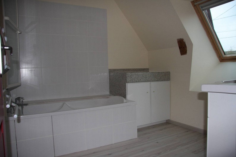 Location de vacances - Gîte à La Tour-d'Auvergne - Salle de bain étage