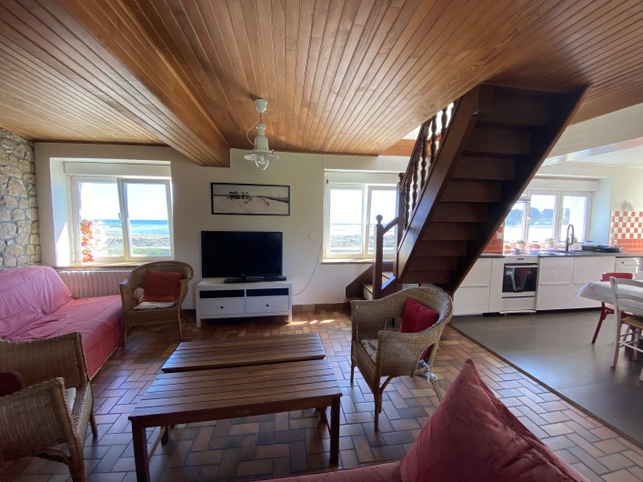 Location de vacances - Villa à Saint-Philibert - Une grande pièce lumineuse avec le mer en arrière plan