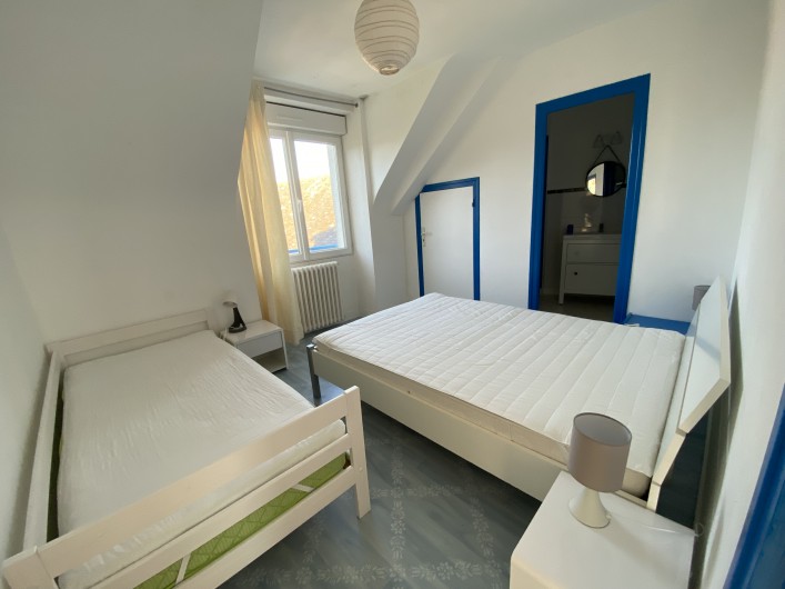 Location de vacances - Villa à Saint-Philibert - Chambre 2  Vue jardin  Cabinet de toilette privé  1 lit de 140  1 lit de 90