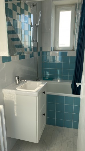Location de vacances - Villa à Saint-Philibert - Salle de bain de l'étage  Une baignoire sabot pour le confort des tous petits