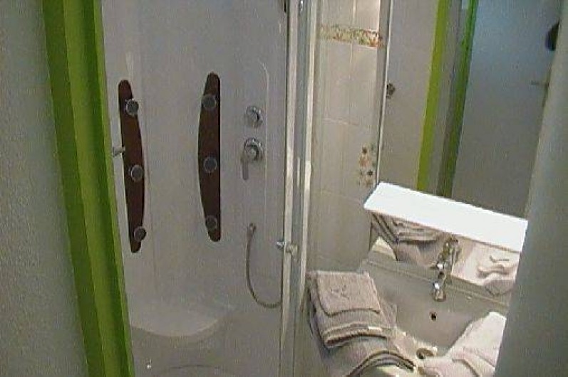 Location de vacances - Gîte à Berck - La salle de bain avec douche à hydromassage.