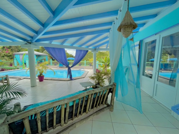 Location de vacances - Chambre d'hôtes à Le Gosier - Entrée privée de la chambre XL de 36m2 vue piscine