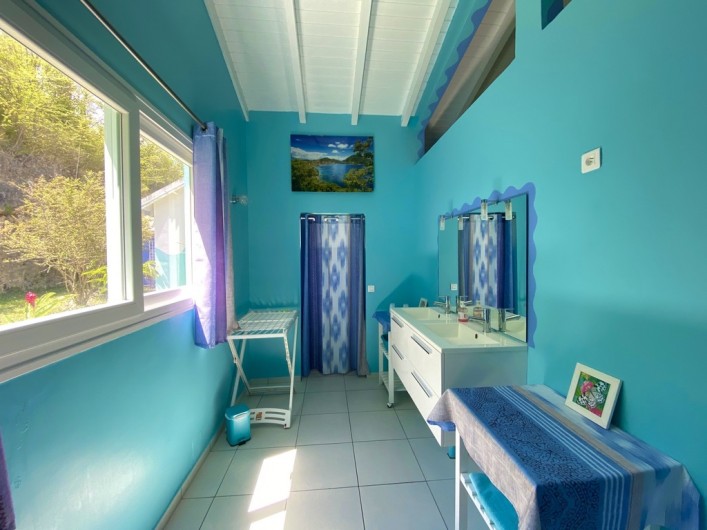 Location de vacances - Chambre d'hôtes à Le Gosier - Salle d'eau de la chambre XXL de 50m2
