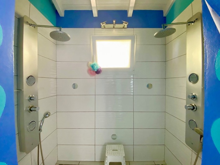 Location de vacances - Chambre d'hôtes à Le Gosier - Salle d'eau de la chambre XXL de 50m2