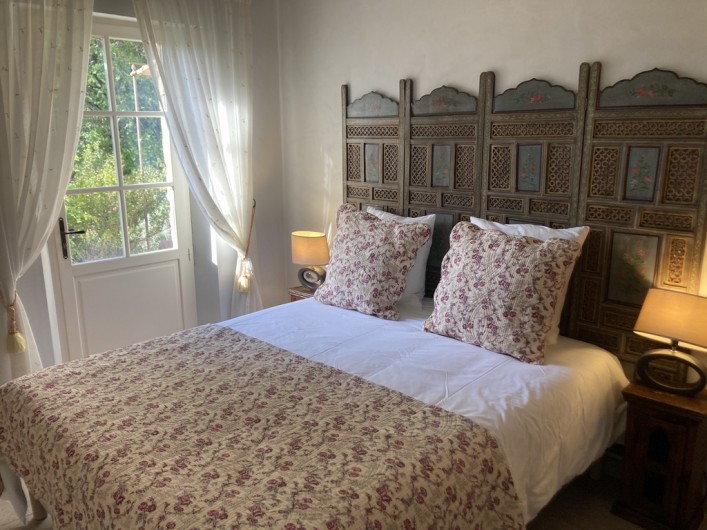 Location de vacances - Mas à Gargas - Fanny chambre 1 - lit double 160 - donnant sur terrasse et salle de bain privée