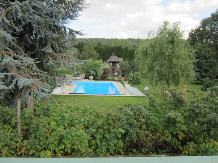 Location de vacances - Appartement à La Rivière-Saint-Sauveur - vue de la piscine  dans la propriété