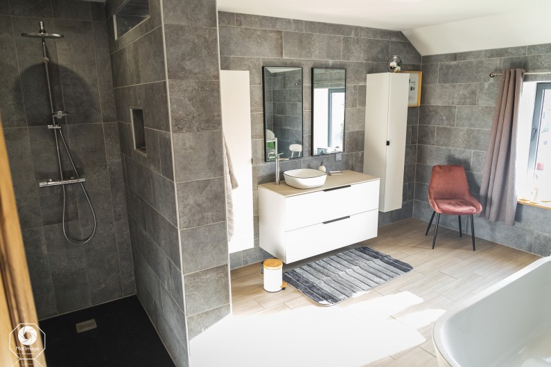 Location de vacances - Gîte à Anor - Salle de bain de l'étage