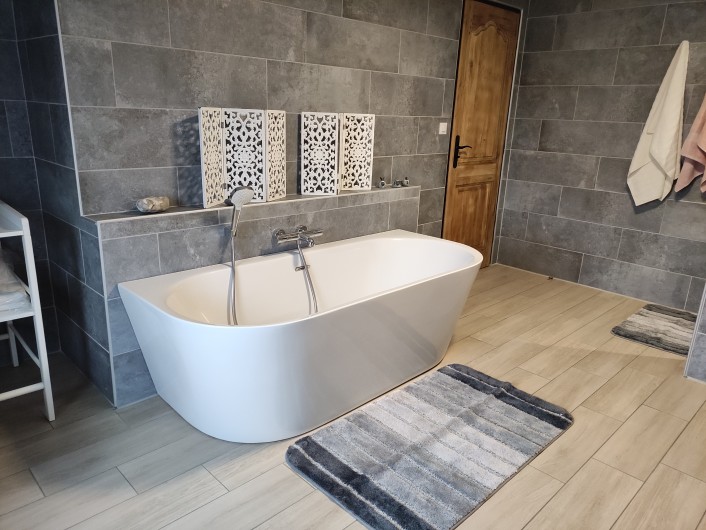 Location de vacances - Gîte à Anor - Salle de bain de l'étage