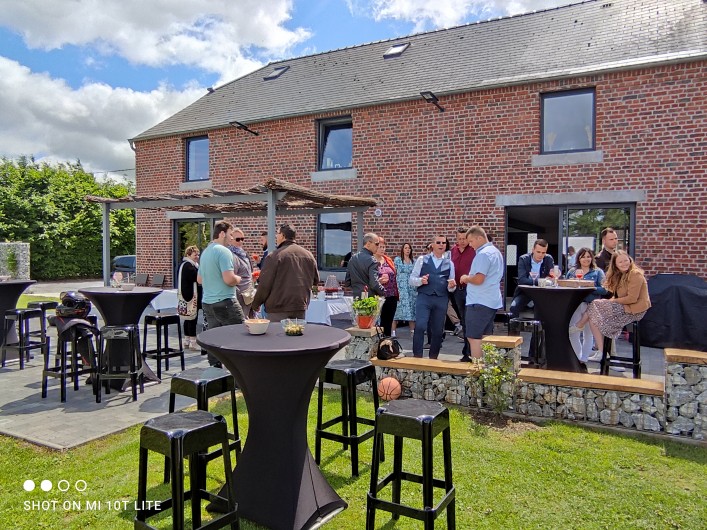 Location de vacances - Gîte à Anor - Une spacieuse terrasse pour vos apéritifs entre amis
