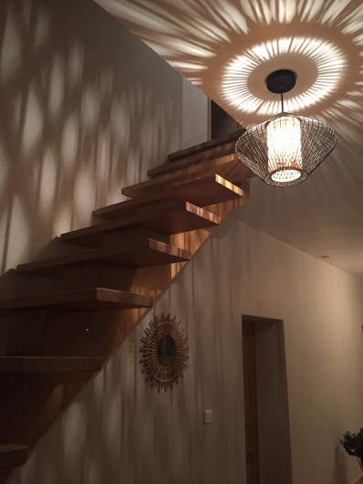 Location de vacances - Mas à Lagorce - escalier menant à l'étage desservant 2 chambres et une sdb