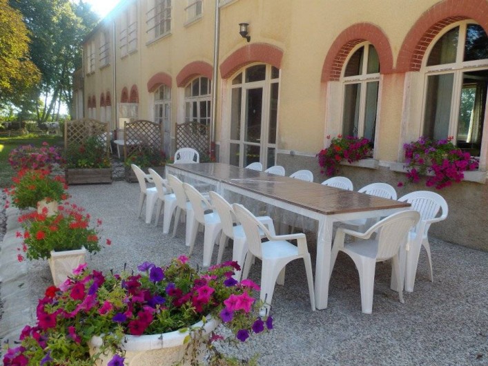 Location de vacances - Chambre d'hôtes à Les Maillys - la terrasse l'été