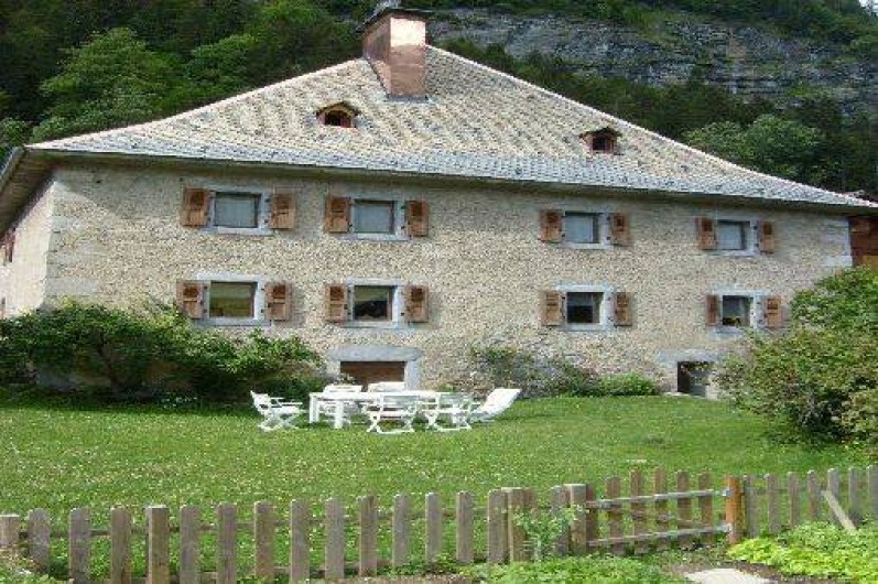 Location de vacances - Appartement à Morzine - Le château de face Coin jardin