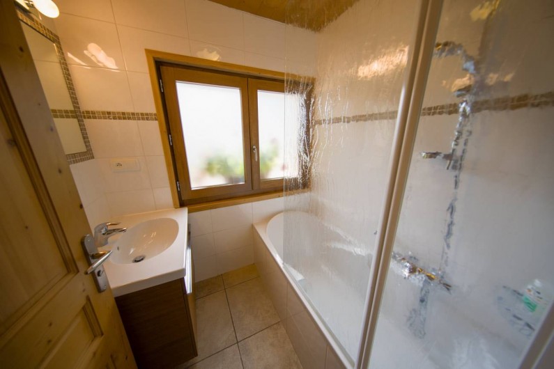 Location de vacances - Appartement à Morzine - 1ère salle de bain  GENTIANE