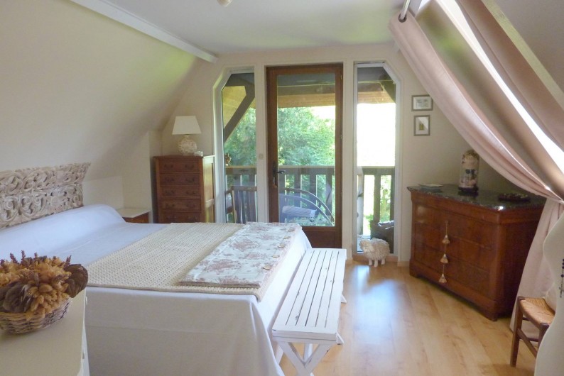 Location de vacances - Chambre d'hôtes à Le Plessis-Grohan - Suite Ô SOLEIL LEVANT Grande chambre avec balcon 