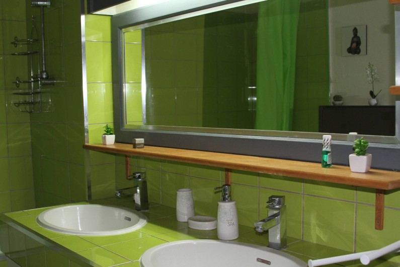 Location de vacances - Studio à Le Moule - Large miroir pour se préparer et double lavabo