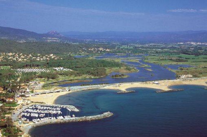 Location de vacances - Appartement à Saint-Aygulf - La  plage  et les étangs de Villepey (site protégé pour sa flore et sa faune)