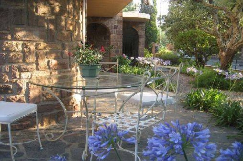 Location de vacances - Appartement à Saint-Aygulf - terrasse dallée avec coin repas