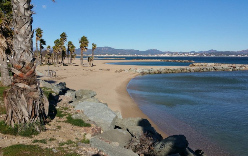 Location de vacances - Appartement à Saint-Aygulf - grande plage de sable reliant st Aygulf à st Raphaël (au fond)