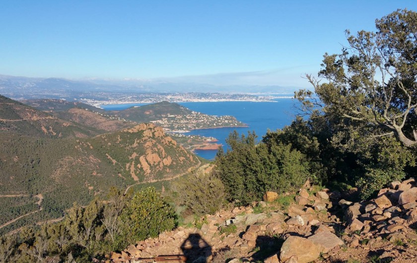 Location de vacances - Appartement à Saint-Aygulf - vue sur Cannes d' un sommet à 15 kms de St Aygulf , très accéssible à pied