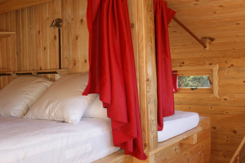 Location de vacances - Cabane dans les arbres à Bellecombe - Couchage à l'étage:  lits de 140, 90 et de 80 (rabattable )