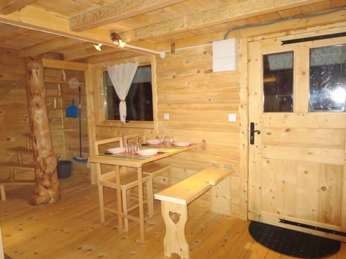 Location de vacances - Cabane dans les arbres à Bellecombe - coin repas avec table (de berger)et banc rabattable + chaises