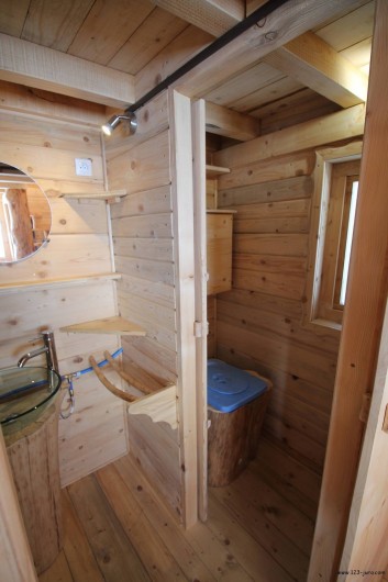 Location de vacances - Cabane dans les arbres à Bellecombe - Lavabo et toilette sèche