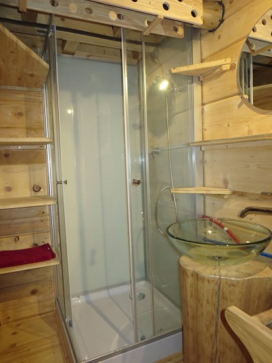 Location de vacances - Cabane dans les arbres à Bellecombe - Cabine de douche et lavabo