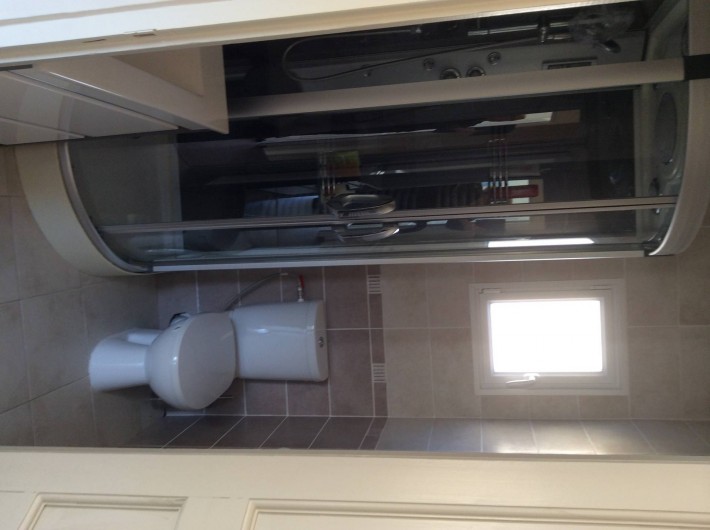 Location de vacances - Chalet à Saint-Martin-de-Brômes - salle d'eau avec WC