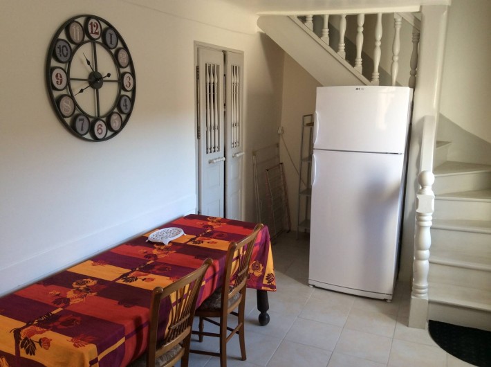 Location de vacances - Chalet à Saint-Martin-de-Brômes - coin repas dans la cuisine