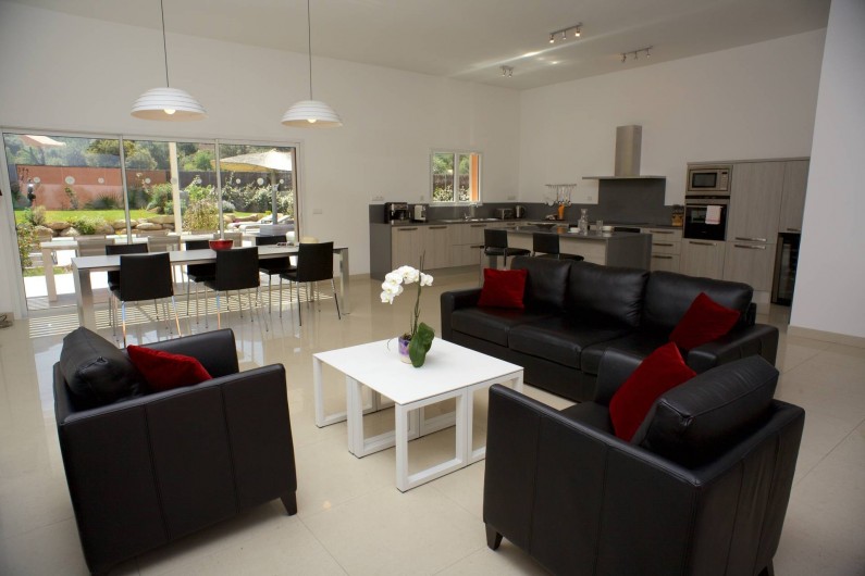Location de vacances - Villa à Calvi - Salon - Salle à manger avec cuisine ouverte et vue piscine et  montagnes