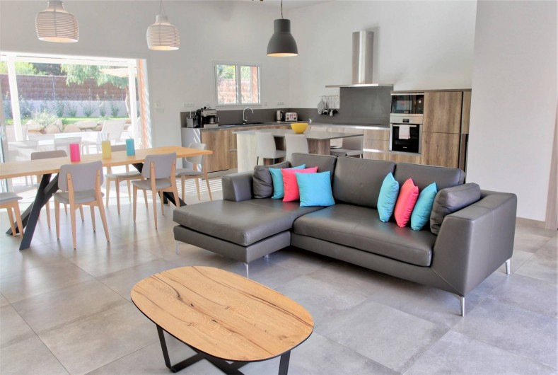 Location de vacances - Villa à Calvi - Salon - Salle à manger et cuisine ouverte avec vue piscine et  montagnes