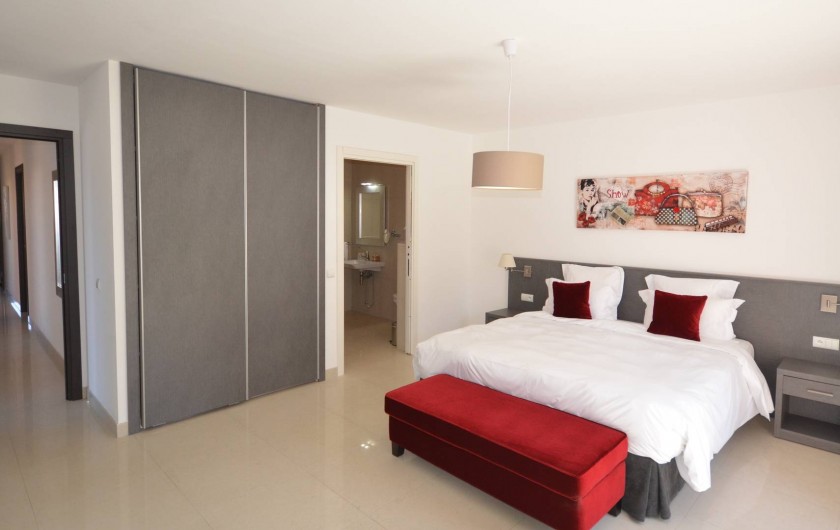 Location de vacances - Villa à Calvi - Chambre spacieuse  avec salle de bain privative attenante