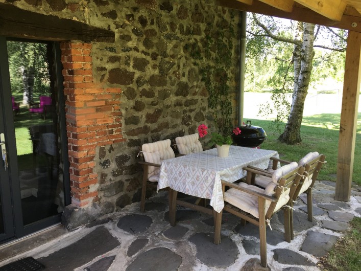 Location de vacances - Gîte à Vailhac - terrasse avec barbecue
