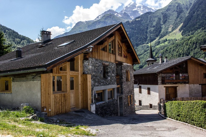 Location de vacances - Appartement à Sainte-Foy-Tarentaise - Chalet PELLENARD en été. Vue sur le village et le Mont Thuria.