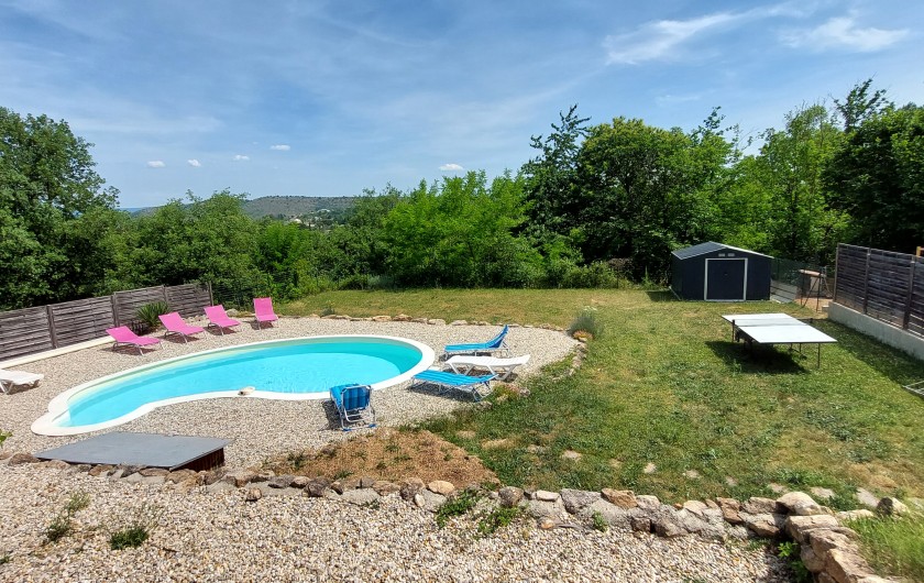 Location de vacances - Villa à Joyeuse - Piscine privée avec ses transats