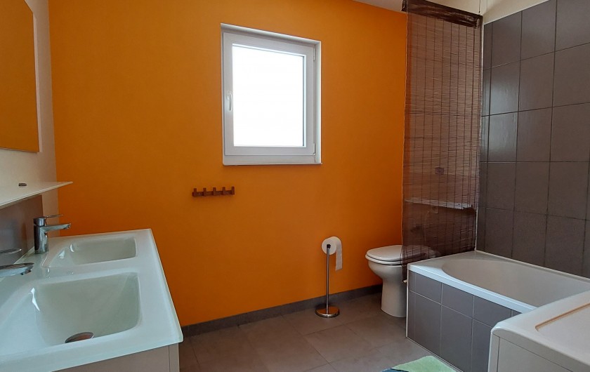 Location de vacances - Villa à Joyeuse - Salle de bain : baignoire-douche, 2 lavabos, machine à laver et wc
